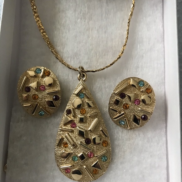 Napier Jewelry - SOLD!!!!!Very pretty Necklace & clip on Earrings!